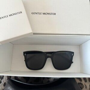 Gentle Monster FRIDA 01 Oversized Square Sunglasses Black Frame